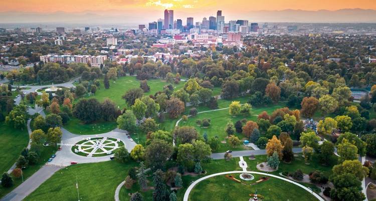 Vue aérienne d'un parc urbain avec l'horizon de la ville au loin.