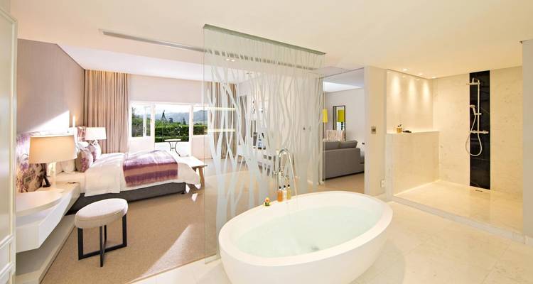 Geräumige moderne Wohnung mit Badewanne und großem Fenster.