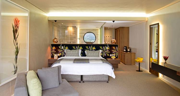 Elegantes Schlafzimmer mit floraler Dekoration und modernen Möbeln.