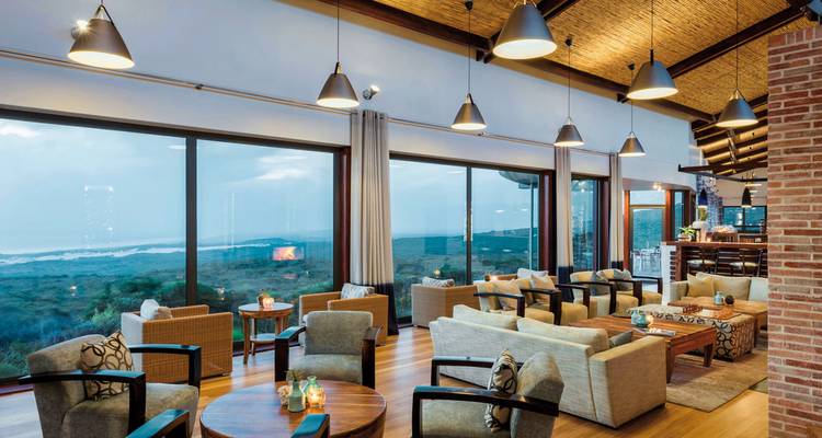 Ein stilvoller Loungebereich mit großen Fenstern, die eine malerische Aussicht bieten.