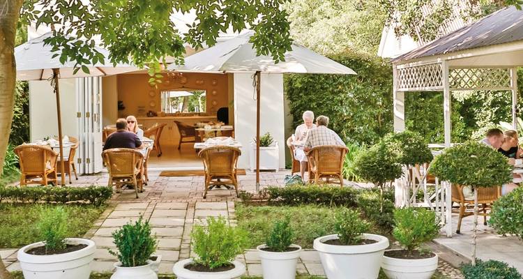 Repas en plein air dans un restaurant de jardin confortable et pittoresque.