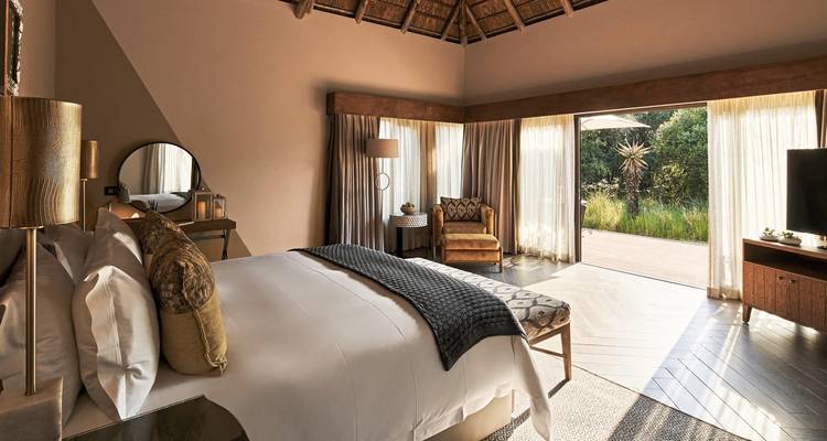 Moderne slaapkamer met een luxueus, open ontwerp.