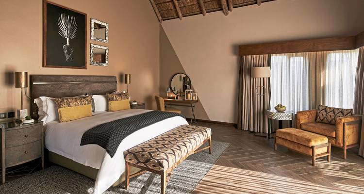 Stijlvolle slaapkamer met decoratieve accenten en open ontwerp.