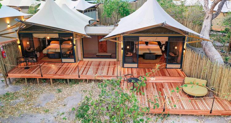 Tentes de luxe dans un cadre de lodge safari.