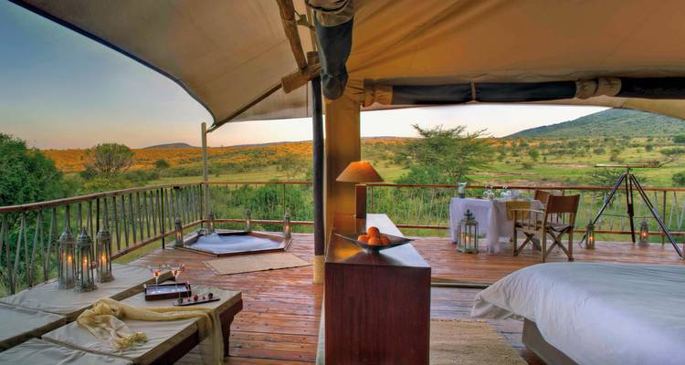 Luxuszelt mit Veranda und malerischem Blick auf die afrikanische Landschaft.