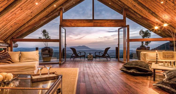 Luxueuze lodge met panoramisch uitzicht en elegante inrichting.