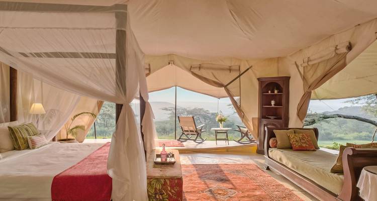 Elegante tentenkamer met schilderachtig uitzicht.