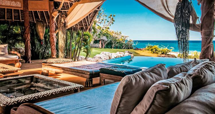 Luxueuze strandlocatie met zwembad en zeezicht.