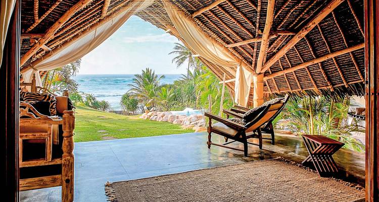 Open strandlodge met zeezicht.