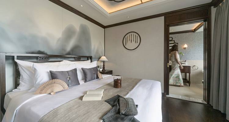 Une chambre d'hôtel bien meublée avec des éléments de design élégants.