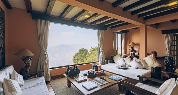 Luxuriöses Interieur mit einem großen Fenster, das atemberaubende Ausblicke auf die Berge zeigt.