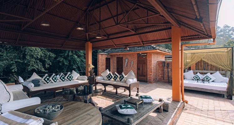 Ein einladender Outdoor-Loungebereich umgeben von Grün.