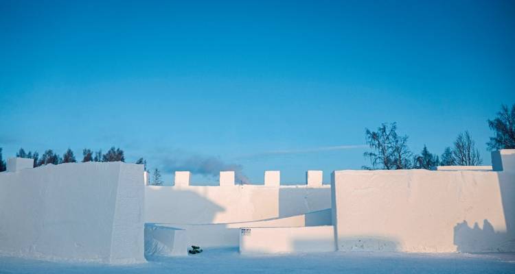 Große Eiskonstruktion unter einem klaren blauen Himmel.
