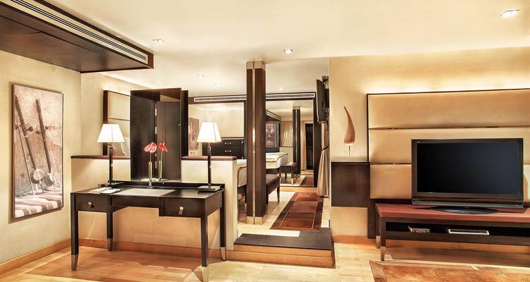 Intérieur de suite de luxe avec un bureau et une télévision.