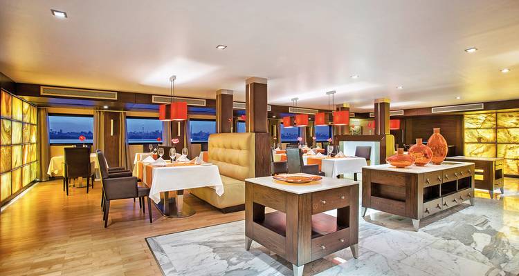 Configuración de comedor elegante y moderna en un crucero fluvial.