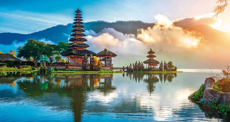 Ulun Danu Beratan Tempel op een meer met mist en zonnestralen.