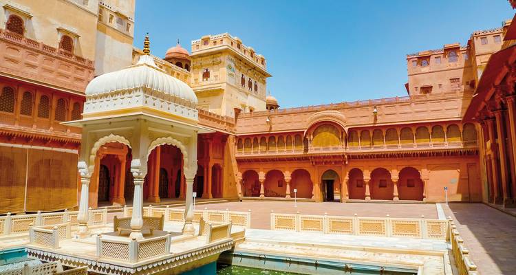 Cour palatiale avec dômes et arches