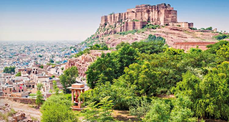 Fort historique sur une colline avec une ville en contrebas