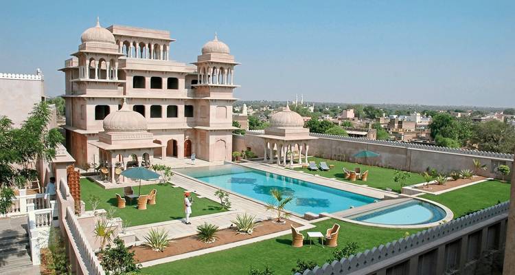 Eleganter Palast mit Pool und grasbewachsenem Innenhof