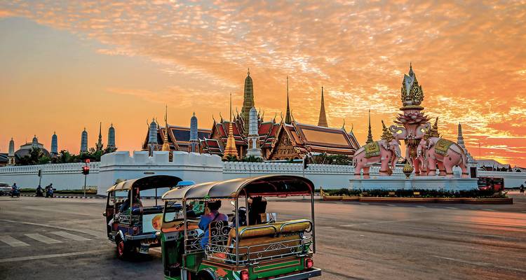 Tuk-tuks voor het Grand Palace tijdens zonsondergang.
