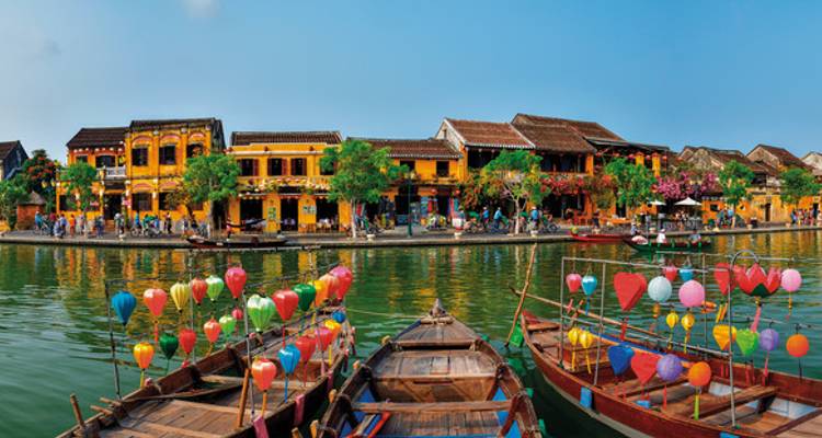 Bateaux colorés avec des lanternes dans un canal à Hoi An.