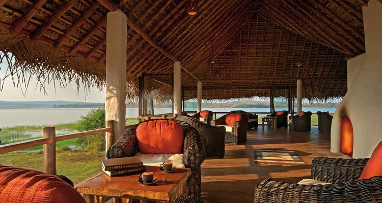 Places assises au bord de l'eau avec vue panoramique.