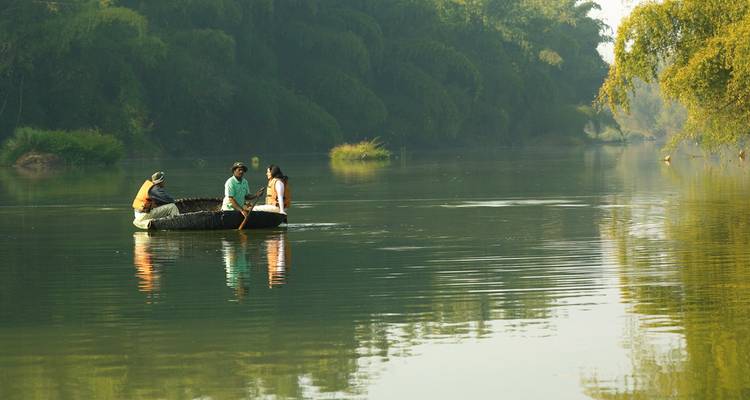 Des personnes naviguant sur une rivière tranquille.
