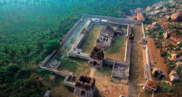 Ruines anciennes entourées d'une végétation luxuriante.
