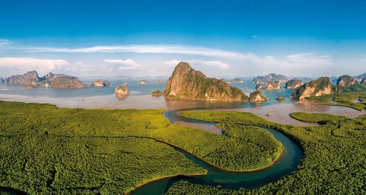 Vue aérienne des karsts calcaires et des voies navigables.