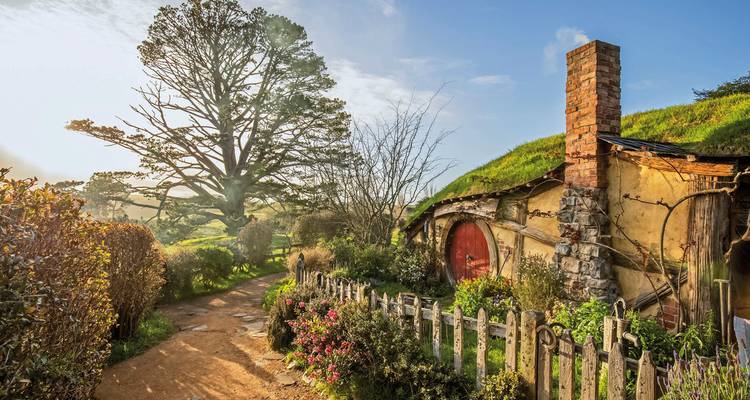 Charmant Hobbiton huis met een levendige tuin.