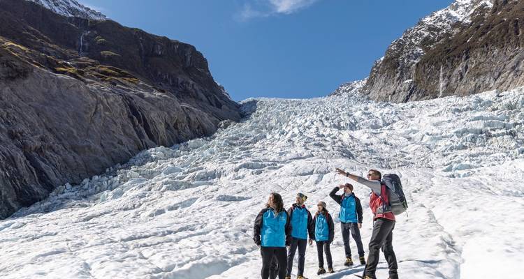 Groep op een begeleide tour op een gletsjer.