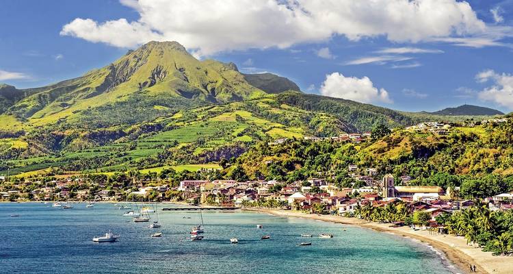 Malerische Aussicht auf eine Küstenstadt mit Bergkulisse.