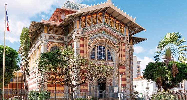 Farbenprächtiges historisches Gebäude mit architektonischen Details.