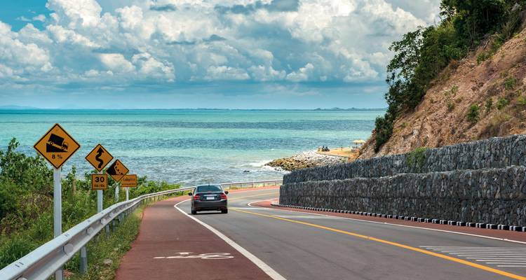 Route côtière avec vues sur l'océan.