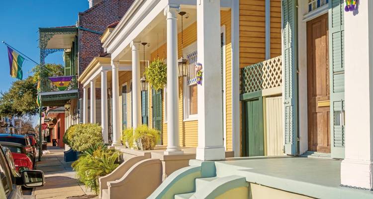 Kleurrijke historische gebouwen aan een rustige straat.