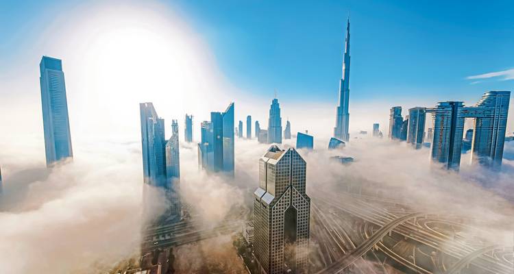 Horizon de Dubaï avec de grands immeubles émergeant des nuages.