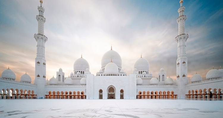 La Grande Mosquée avec ses dômes blancs complexes et ses minarets.