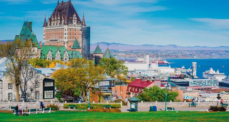 Bâtiment historique avec vue sur la ville et la rivière en arrière-plan.