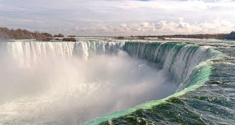 Cascade puissante avec de la brume qui s'élève.