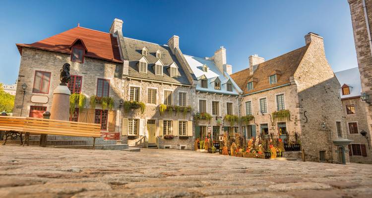 Rue pittoresque avec des bâtiments en pierre et des décorations d'automne.