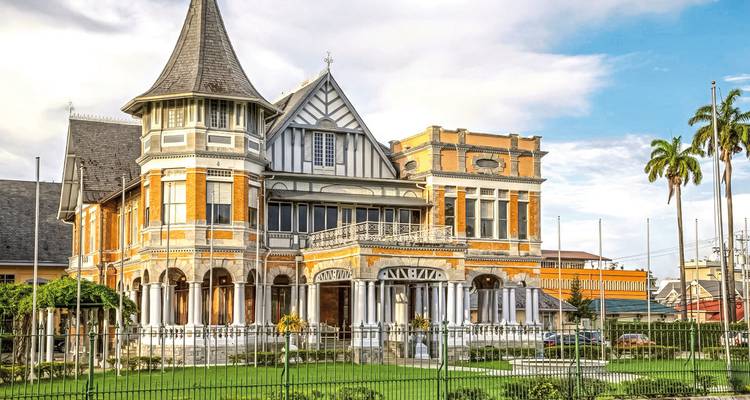 Historisch koloniaal gebouw met een torentje en sierlijke details.