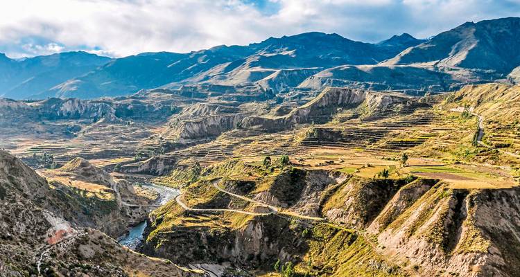 Terrasvormige valleien in een bergachtig gebied.