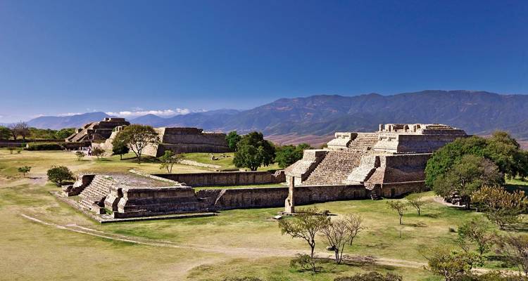 Ruines anciennes dans un vaste paysage.