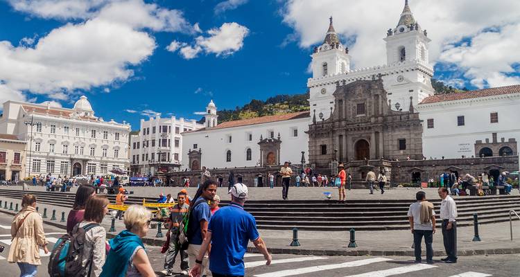 Plaza de San Francisco mit Kirche in Quito, Ecuador.