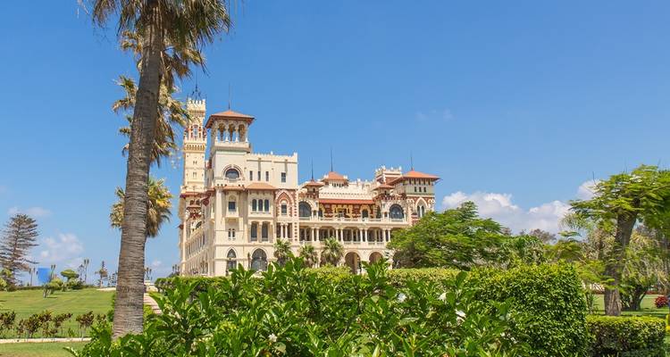 Élégant palais entouré de verdure