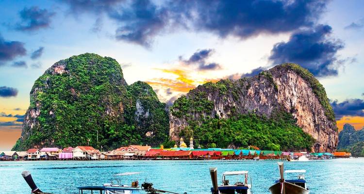 Schilderachtig uitzicht op eilanden met gebouwen aan de kust.