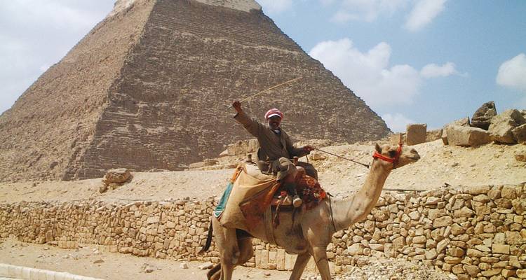 Jinete de camello cerca de las pirámides en Giza.