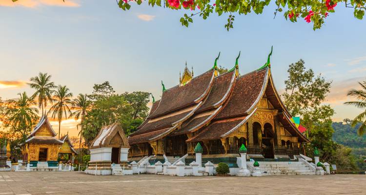 Temple bouddhiste à l'architecture ornée sous un ciel dégagé.