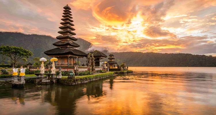 Ulun Danu Beratan Temple with a stunning sunset over the lake.