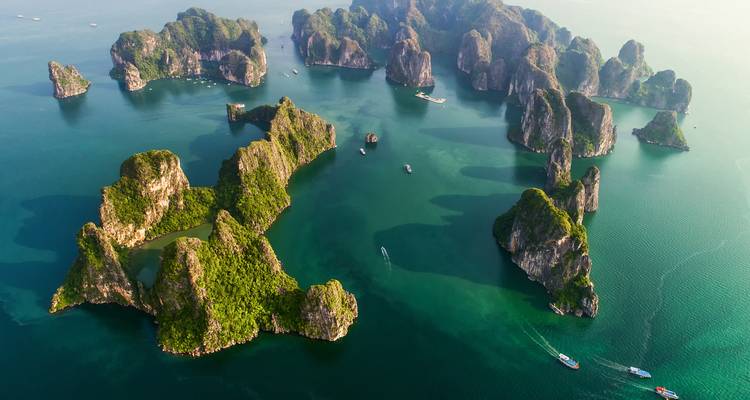 Luchtfoto van kalkstenen eilanden in Halong Bay.